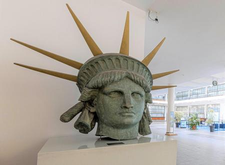 Miss Liberty quitte sa ville natale pour servir de modèle